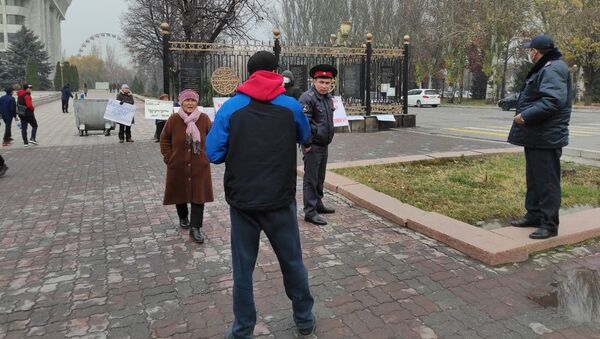 У здания Жогорку Кенеша мужчина угрожал публично совершить суицид - Sputnik Кыргызстан