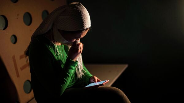 Девушка с телефоном сидит закрыв лицо. Иллюстративное фото - Sputnik Кыргызстан