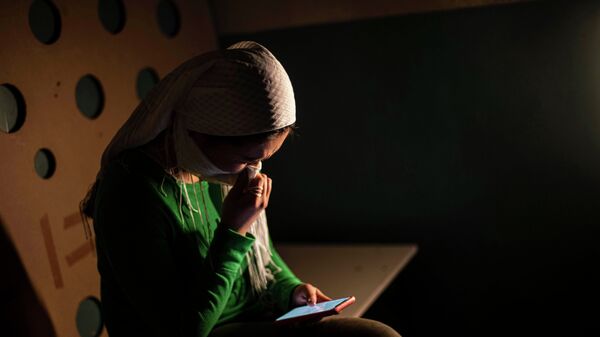 Девушка с телефоном сидит закрыв лицо. Иллюстративное фото - Sputnik Кыргызстан