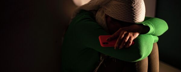 Кыз бетин жаап отурат. Иллюстративдик сүрөт - Sputnik Кыргызстан