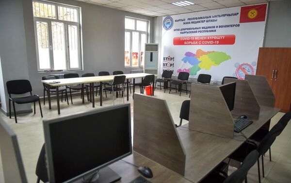 На сегодняшний день в штабе консолидированы 20 волонтерских движений, 15 общественных фондов, благотворительных и неправительственных организаций по оказанию гражданам первой помощи. - Sputnik Кыргызстан