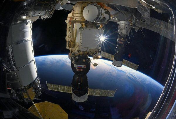 Союз МС космос кемесинин Эл аралык космос станциясына келип кошулган көрүнүшү - Sputnik Кыргызстан