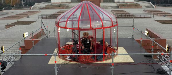 Көзгө жаш алып, күпүлдөп манас айткан Сыдыков. Толкунданткан иш-чаранын видеосу Көзгө жаш алып, күпүлдөп манас айткан Сыдыков. Толкунданткан иш-чаранын видеосу - Sputnik Кыргызстан