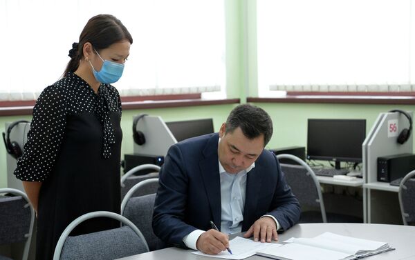 Тест оценивает навыки применения на практике лексико-грамматических норм, понимание прослушанной и прочитанной информации, умение излагать мысли в письменной и устной формах - Sputnik Кыргызстан