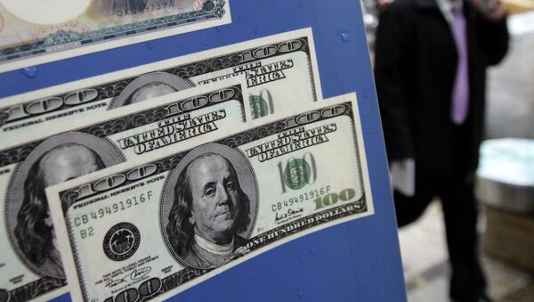 Изображение долларов США на вывеске обменного бюро. Архивное фото - Sputnik Кыргызстан