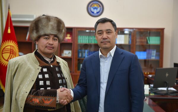 Глава кабмина во время встречи отметил, что творчество манасчи — это неоценимый вклад не только в сохранность великого кыргызского эпоса, но и духовной жизни кыргызского народа. - Sputnik Кыргызстан