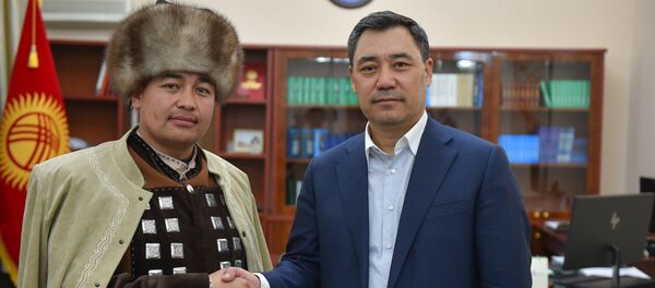 Встреча и.о президента Садыра Жапарова с манасчи Доолотом Сыдыковым - Sputnik Кыргызстан