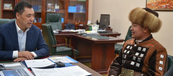 Встреча и.о президента Садыра Жапарова с манасчи Доолотом Сыдыковым - Sputnik Кыргызстан