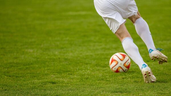 Футболист с мячом во время матча. Иллюстративное фото - Sputnik Кыргызстан