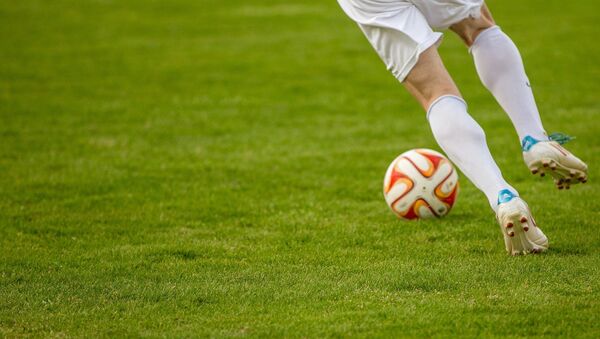 Футболист с мячом во время матча. Иллюстративное фото - Sputnik Кыргызстан