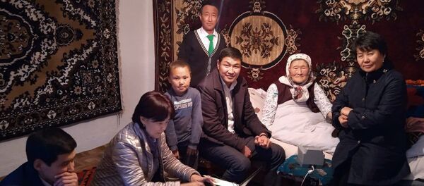 Мобильный ЦОН в Кочкорском районе организовал выезд к 104-летней жительнице Шалпыкове Шамшие района для обмена паспорта 1994 года образца. - Sputnik Кыргызстан