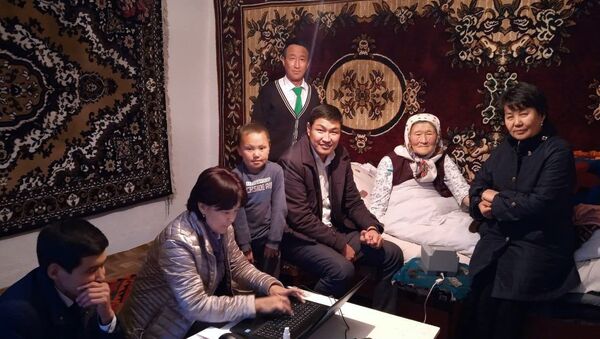 Мобильный ЦОН в Кочкорском районе организовал выезд к 104-летней жительнице Шалпыкове Шамшие района для обмена паспорта 1994 года образца. - Sputnik Кыргызстан