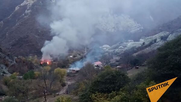 Жители Карабаха сжигают дома в районах, переходящих Азербайджану, — видео - Sputnik Кыргызстан