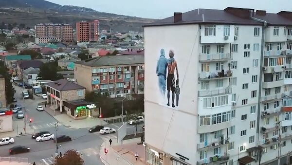 Граффити с Хабибом и его отцом появилось на стене дома в Дагестане. Видео - Sputnik Кыргызстан