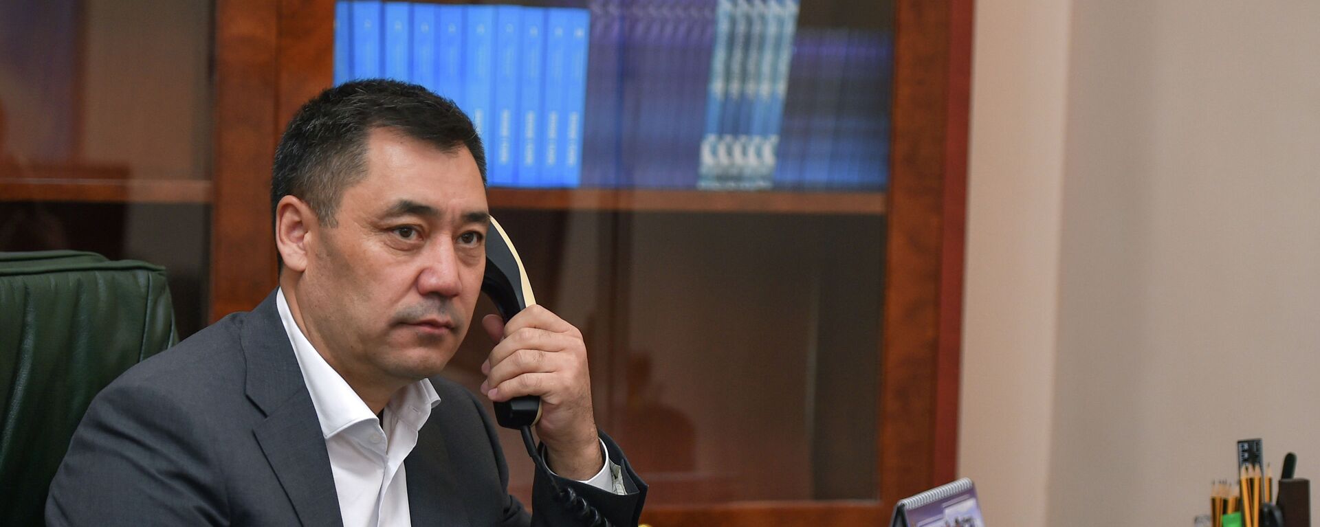 Президент Кыргызстана Садыр Жапаров во время телефонного разговора.  Архивное фото - Sputnik Кыргызстан, 1920, 30.04.2021