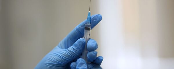 Медсестра держит шприц перед вакцинацией от коронавируса. Архивное фото Медсестра держит шприц перед вакцинацией от коронавируса. Архивное фото - Sputnik Кыргызстан