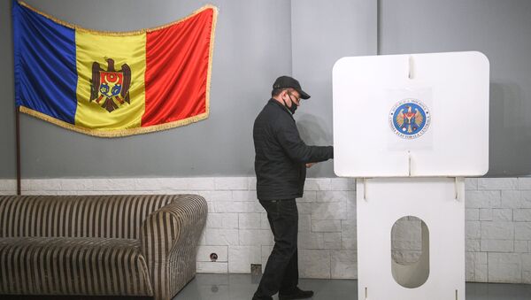 Мужчина голосует на всеобщих выборах президента Молдавии - Sputnik Кыргызстан