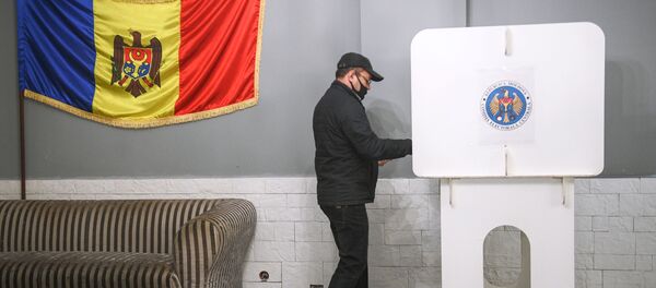 Молдовадагы президенттик шайлоодо добуш берип жаткан адам. Архив - Sputnik Кыргызстан