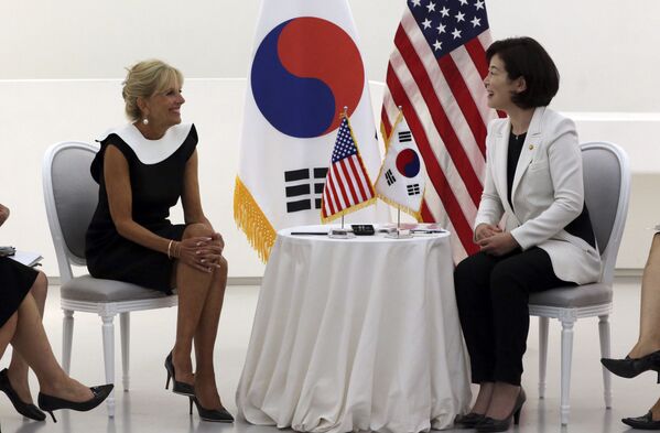 Жена вице-президента США Джилл Байден и министр по вопросам гендерного равенства и семьи Южной Кореи Ким Хи Чжун во время встречи в Сеуле, 2015 год  - Sputnik Кыргызстан