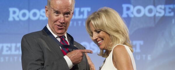 Вице-президент Джо Байден с женой Джилл  после получения медали свободы Института Рузвельта, высшей награды института, во время ужина в Вашингтоне, США, 2014 год - Sputnik Кыргызстан