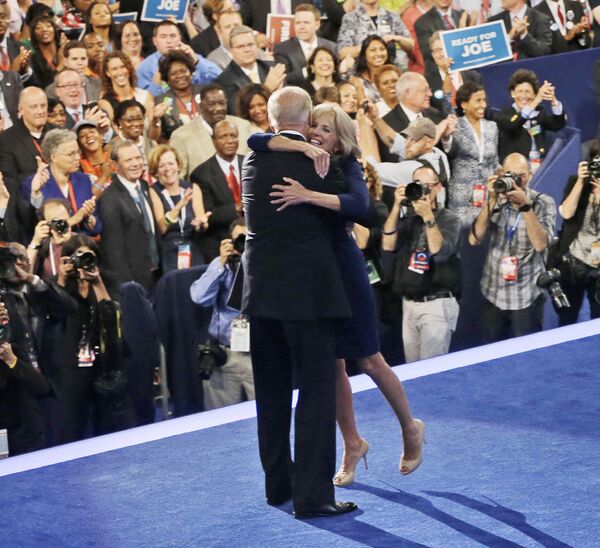 Вице-президент Джо Байден обнимает свою жену Джилл на сцене Национального съезда Демократической партии в Шарлотте, штат Северная Каролина, США, 2012 год - Sputnik Кыргызстан