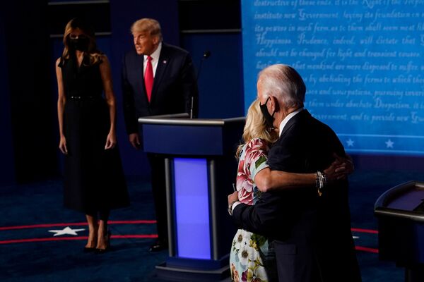 Кандидат в президенты от Демократической партии Джо Байден обнимает жену Джилл после вторых и последних президентских дебатов в  Университете Бельмонт в Нэшвилле, штат Теннесси, США, 2020 год - Sputnik Кыргызстан