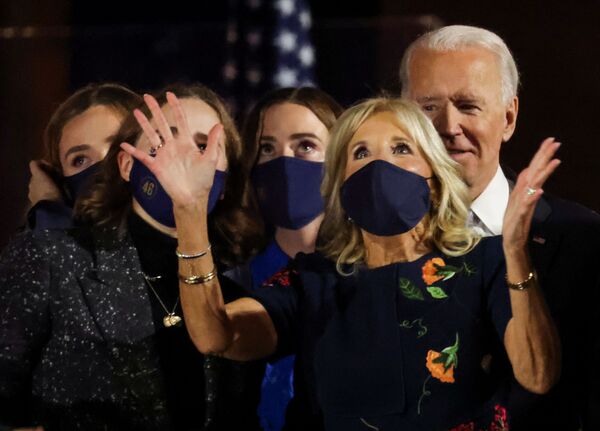 Кандидат в президенты США от Демократической партии Джо Байден с женой Джилл и внучками в Уилмингтоне, Делавэр, США, 2020 год - Sputnik Кыргызстан