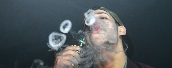 Мужчина курит вейп. Архивное фото Мужчина курит вейп. Архивное фото - Sputnik Кыргызстан