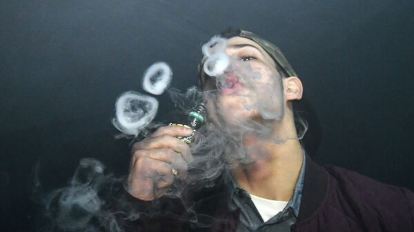 Мужчина курит вейп. Архивное фото - Sputnik Кыргызстан