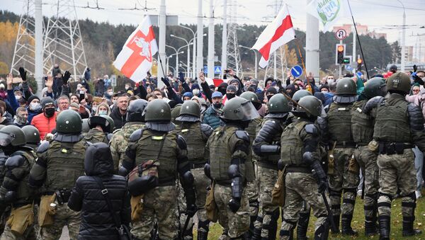Сотрудники правоохранительных органов и участники несанкционированной акции в Минске - Sputnik Кыргызстан