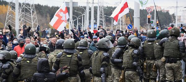 Сотрудники правоохранительных органов и участники несанкционированной акции в Минске - Sputnik Кыргызстан