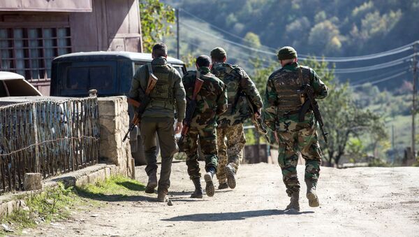 Вооруженные мужчины в селе Чанахчи в Нагорном Карабахе. - Sputnik Кыргызстан