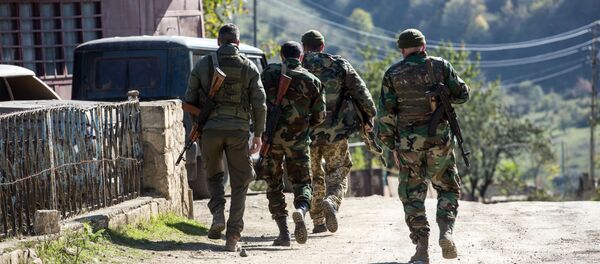 Тоолуу Карабахтын Чанахчи айылындагы аскерлер Тоолуу Карабахтын Чанахчи айылындагы аскерлер - Sputnik Кыргызстан