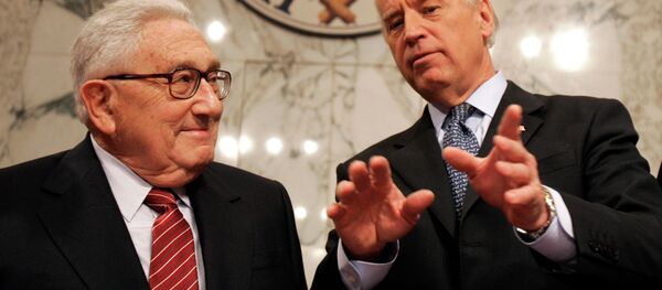 Бывший госсекретарь Генри Киссинджер США и сенатор Джо Байден, 2007 год - Sputnik Кыргызстан