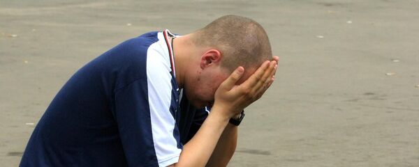 Мужчина плачет закрыв лицо. Архивное фото - Sputnik Кыргызстан