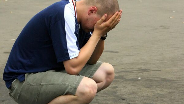 Мужчина плачет закрыв лицо. Архивное фото - Sputnik Кыргызстан