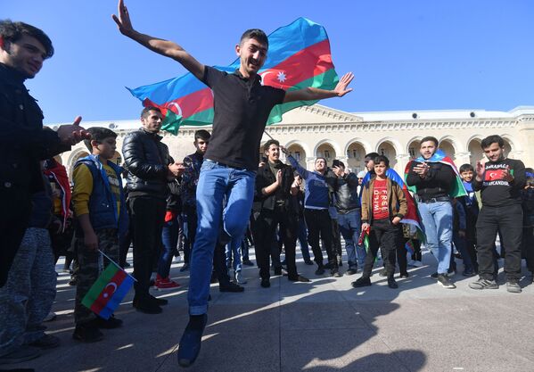 Ситуация в Азербайджане после принятия совместного заявления РФ, Азербайджана и Армении о прекращении огня в Карабахе - Sputnik Кыргызстан