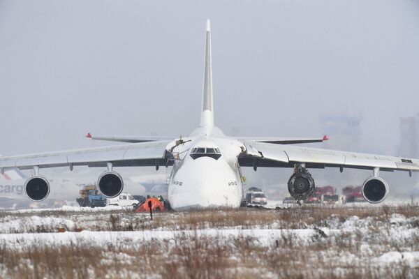 В Новосибирске из-за проблем с двигателем вынужденно сел Ан-124 - Sputnik Кыргызстан