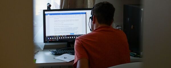Московские старшеклассники переходят на дистанционное обучение Московские старшеклассники переходят на дистанционное обучение - Sputnik Кыргызстан
