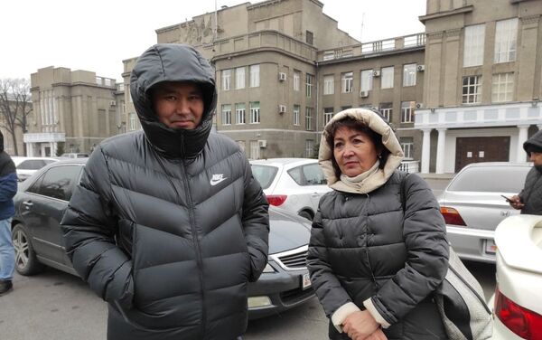 На акции также присутствуют родные Атамбаева: супруга Раиса, сын Сеид, а также дочь Алия с мужем - Sputnik Кыргызстан