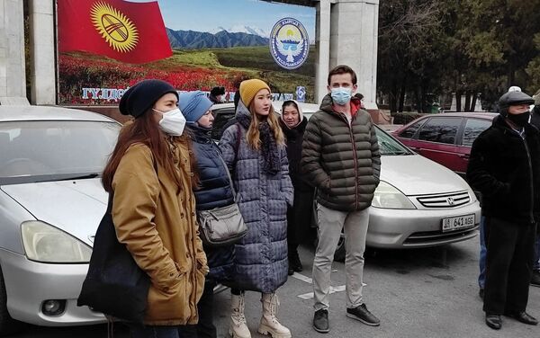 Собравшиеся развернули плакаты в поддержку Атамбаева и заявляют, что суд должен быть открытым и справедливым. - Sputnik Кыргызстан