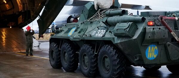 Доставка бронетехники и личного состава российских миротворцев в Армению - Sputnik Кыргызстан