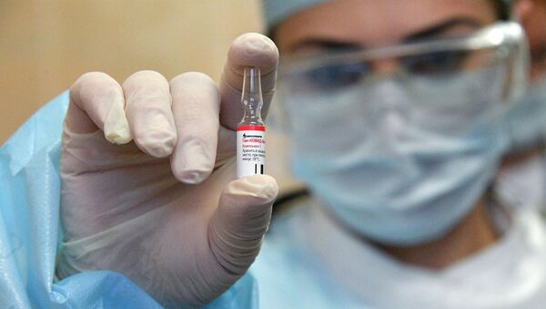 Медицинский работник демонстрирует вакцину от коронавируса. Архивное фото - Sputnik Кыргызстан