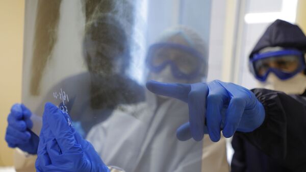 Медицинские работники рассматривают рентген снимок легких. Архивное фото - Sputnik Кыргызстан