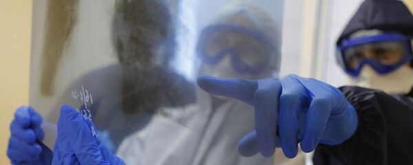 Медицинские работники изучают рентген снимок легких. Архивное фото - Sputnik Кыргызстан