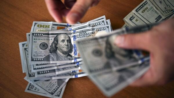 Мужчина, считающий доллары США. Архивное фото - Sputnik Кыргызстан