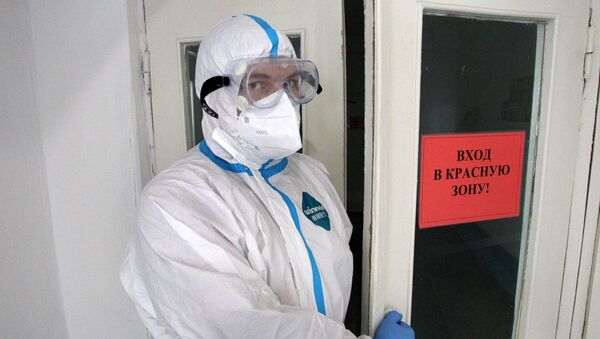 Медицинский работник у входа в красную зону ковид-госпиталя - Sputnik Кыргызстан
