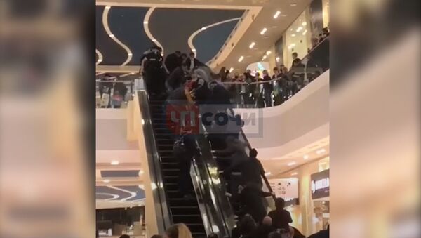 Толпа прыгала на эскалаторе, чтобы высвободить руку ребенка. Видео - Sputnik Кыргызстан