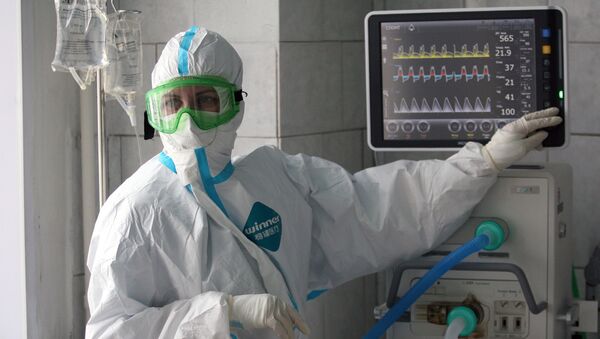 Медицинский работник в отделении интенсивной терапии ковид-госпиталя - Sputnik Кыргызстан