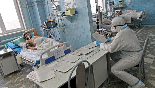 Медицинский работник и пациент в отделении интенсивной терапии ковид-госпиталя - Sputnik Кыргызстан